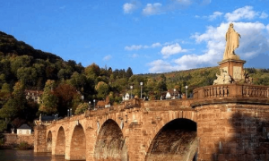 修建新橋替換舊橋：德國新內(nèi)卡河高架橋