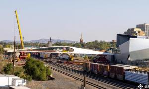 在科羅拉多斯普林斯市中心安裝了70米的人行天橋