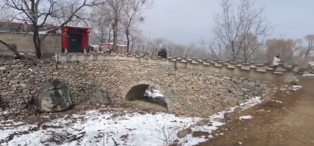 男子為妻子建了座石橋